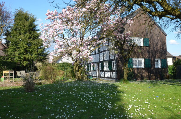 Lohmar-Ruhiglage: Sonniges Baugrundstück mit vermietetem Fachwerkhaus zu verkaufen