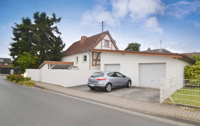 *Niederkassel-Rheidt: Charmantes Einfamilienhaus
mit gemütlicher Hofanlage und großer Doppelgarage*