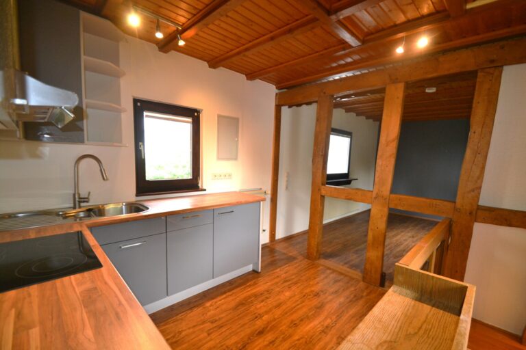 Hennef(Siegburg) – Weingartsgasse:Charmante 2 Zimmer-Wohnung mit Stellplatz und Terrasse
