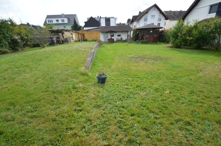Menden: ca. 790 m² ebenes Baugrundstück für 1-2 Häuser
