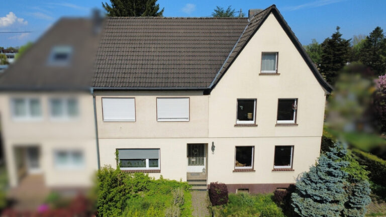 Sankt Augustin-Hangelar: Großes Haus in guter Lage mit viel Grundstück – ideal für Handwerker