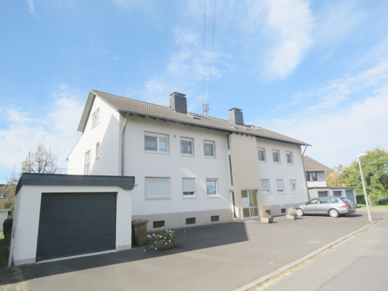 Lohmar-Birk: Solide Dachgeschoss-
Wohnung – Perfekt für Singles