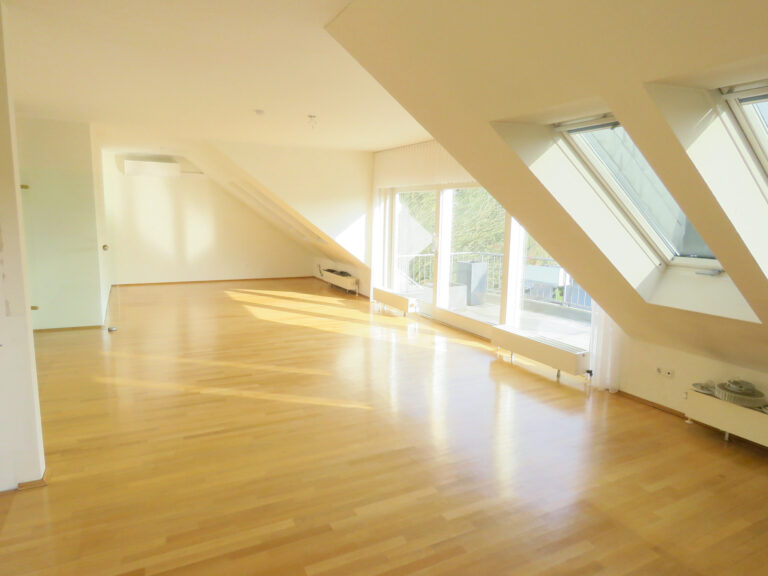 Sankt Augustin-Schmerbroich: Stilvolle Dachgeschoss-Wohnung – für großzügiges Wohnen