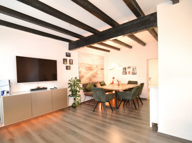 Troisdorf-Bergheim: **Liebevoll modernisiertes Einfamilienhaus**
Großer Garten, Scheune und Carport