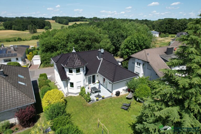 Wohnglück mit Stil: Gepflegtes Mehrgenerationenhaus mit Einliegerwohnung & Garten in Asbach