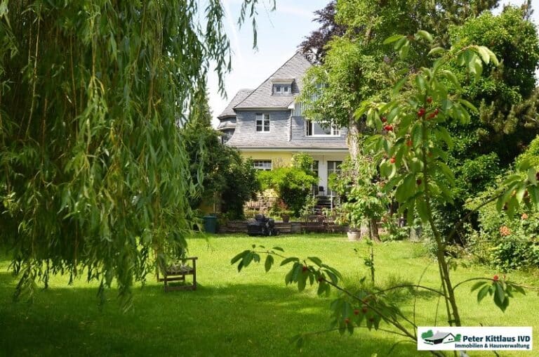 Herrschaftliches Anwesen mit parkähnlichen Garten
