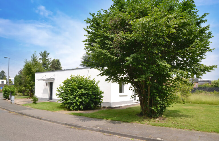 **Köln-Heimersdorf: Frisch modernisiertes Reiheneckhaus,
2 Zimmer, Garten und Stellplatz**
