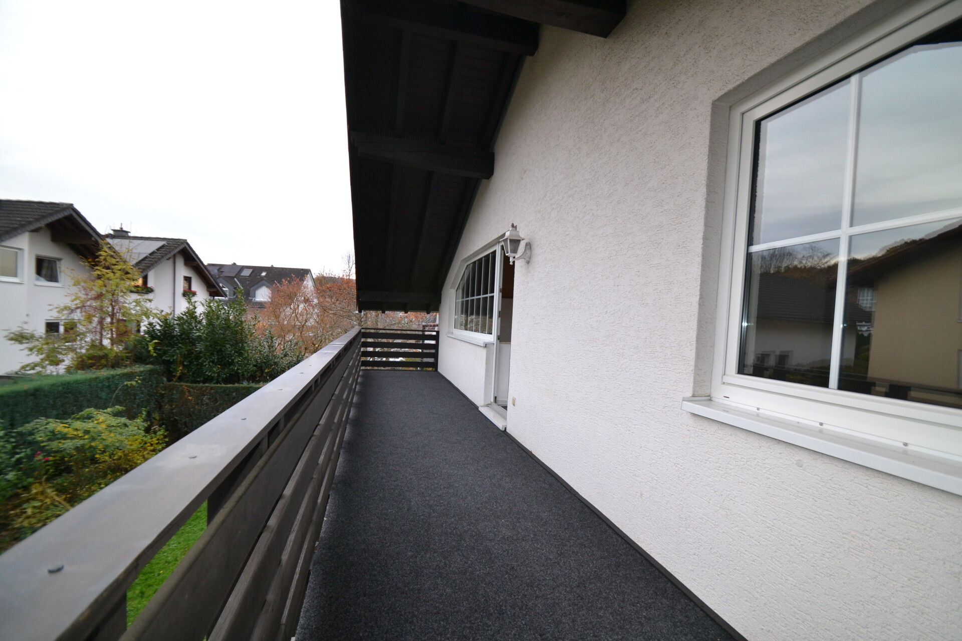 großzügiger überdachter Balkon