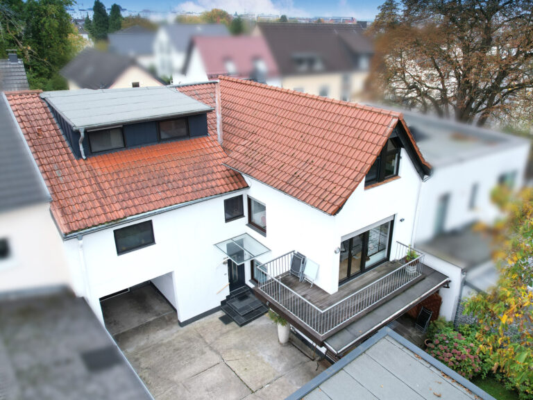 Sankt Augustin:  Einfamilienhaus mit Einliegerwohnung – Gartenoase und Doppelgarage inclusive