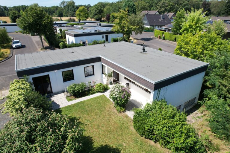 Niederpleis: Freistehender Winkel-Bungalow mit Garage und netter Nachbarschaft