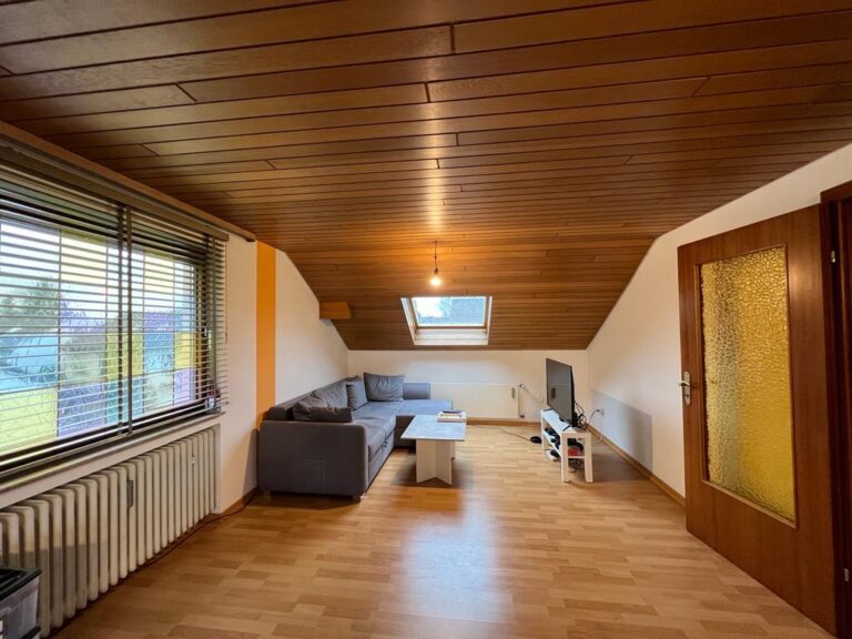 **Sankt Augustin: Gemütliche 3-Zimmer-Dachgeschosswohnung**
Das perfekte Zuhause für 1 – 2 Personen