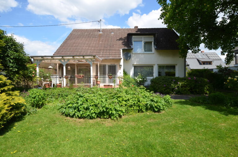Freistehendes Wohnhaus mit Potenzial in guter Lage von Birlinghoven