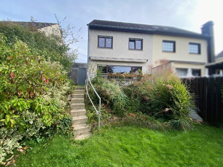 **Sankt Augustin-Menden: Charmante Doppelhaushälfte
mit Garten und Garage**