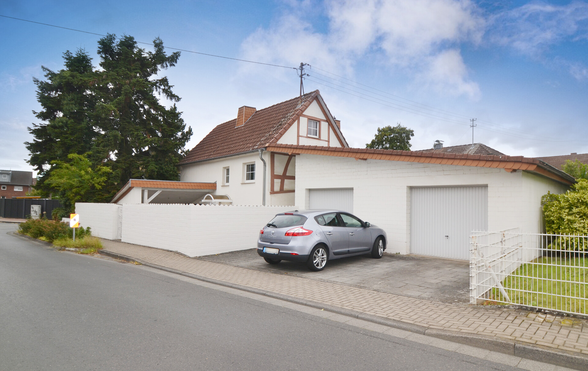 Hausansicht mit Doppelgarage