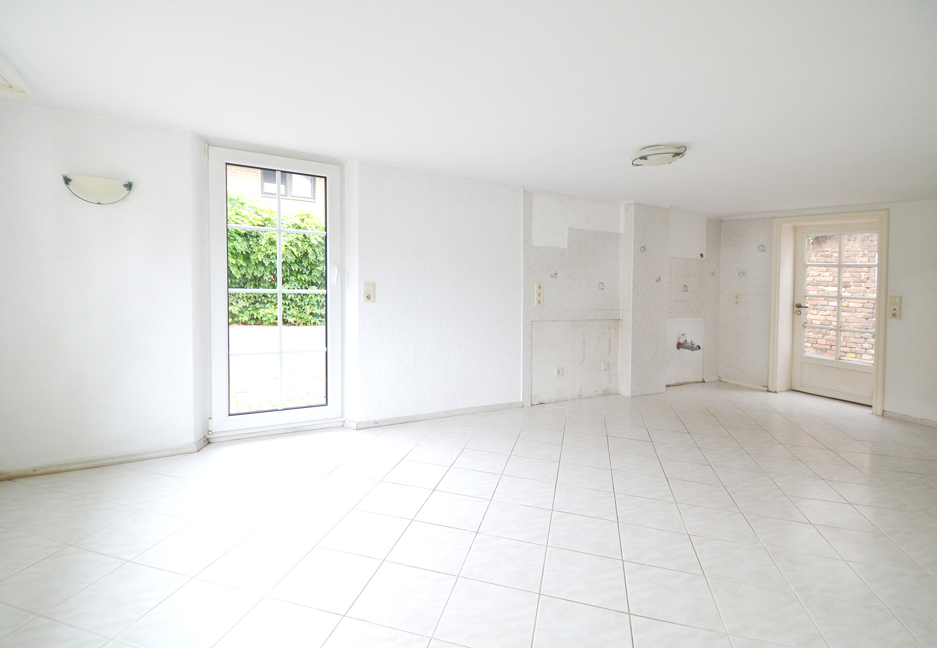 weitere Teilansicht Küche und Esszimmer mit Zugang...