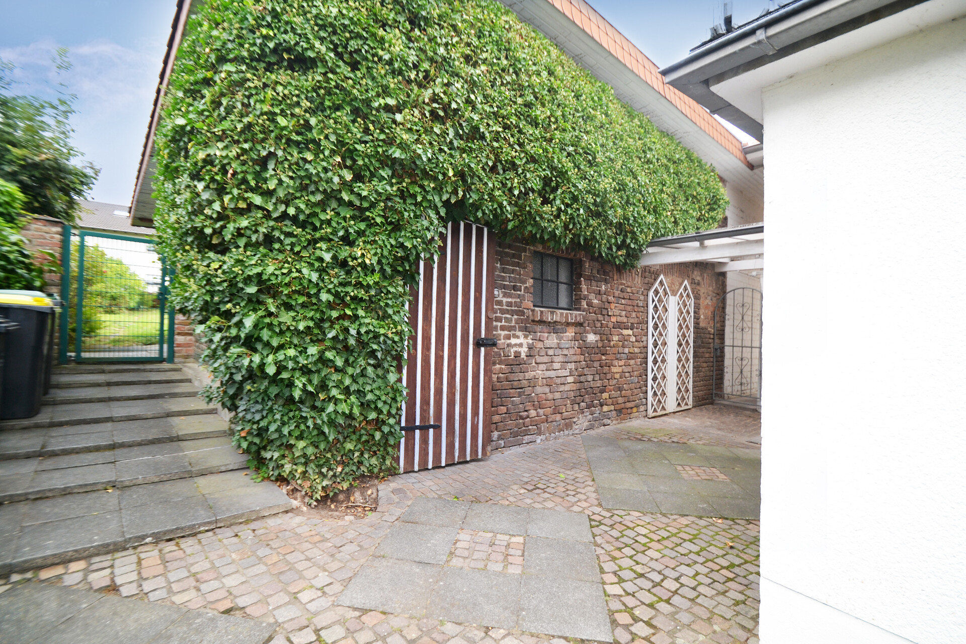 hinterer Hofbereich mit Abstellraum