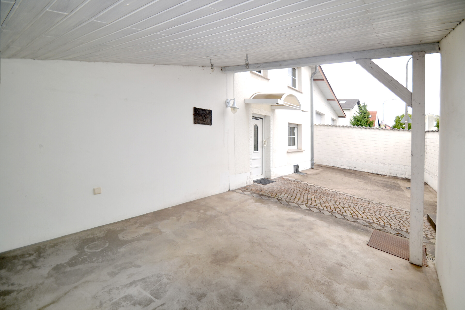 ..mit angrenzender überdachter Terrasse