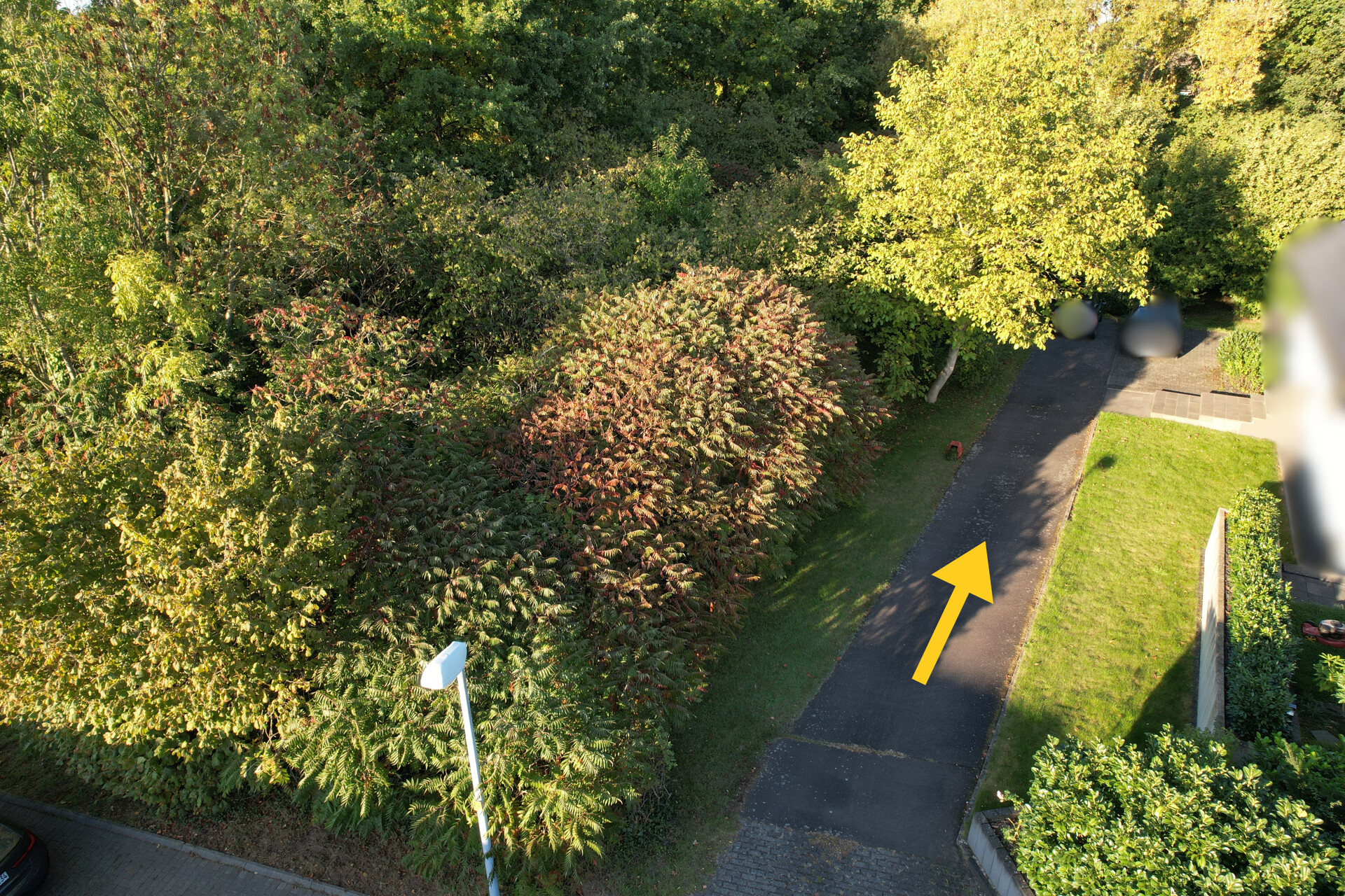 eigene Zufahrt zum Grundstück