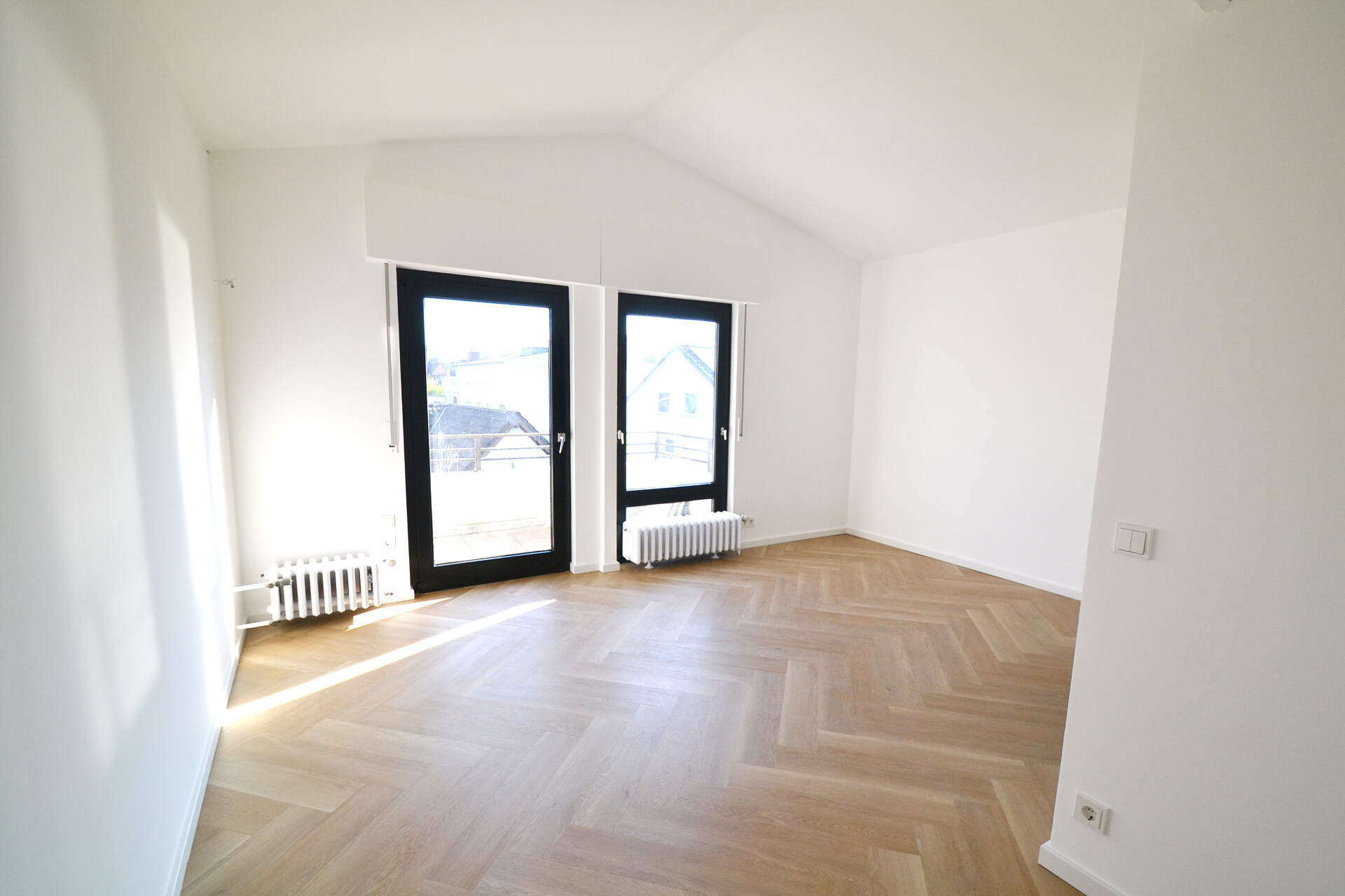 Teilansicht Schlafzimmer mit Balkonzugang