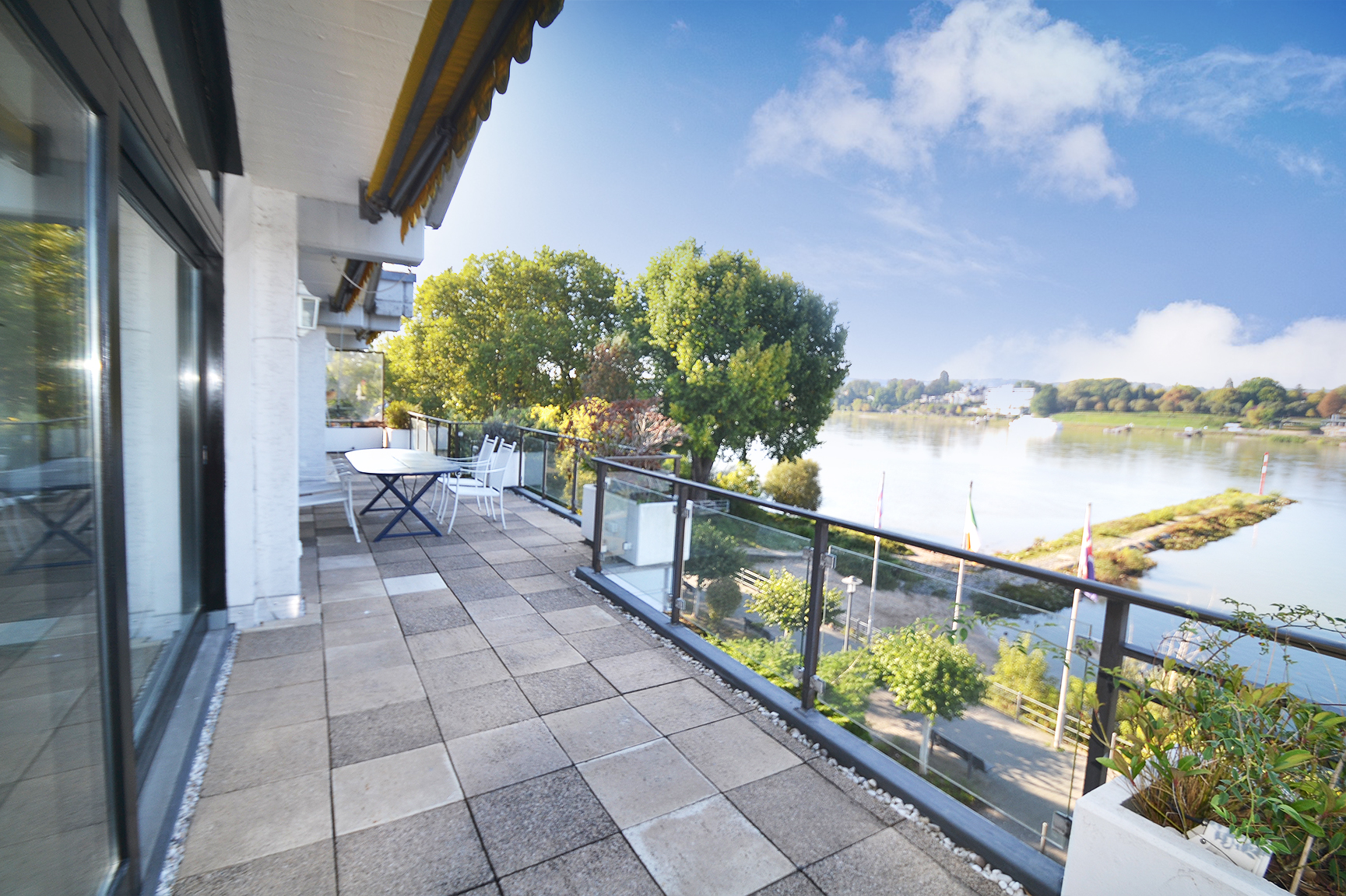 ...mit Zugang auf die großzügige Terrasse