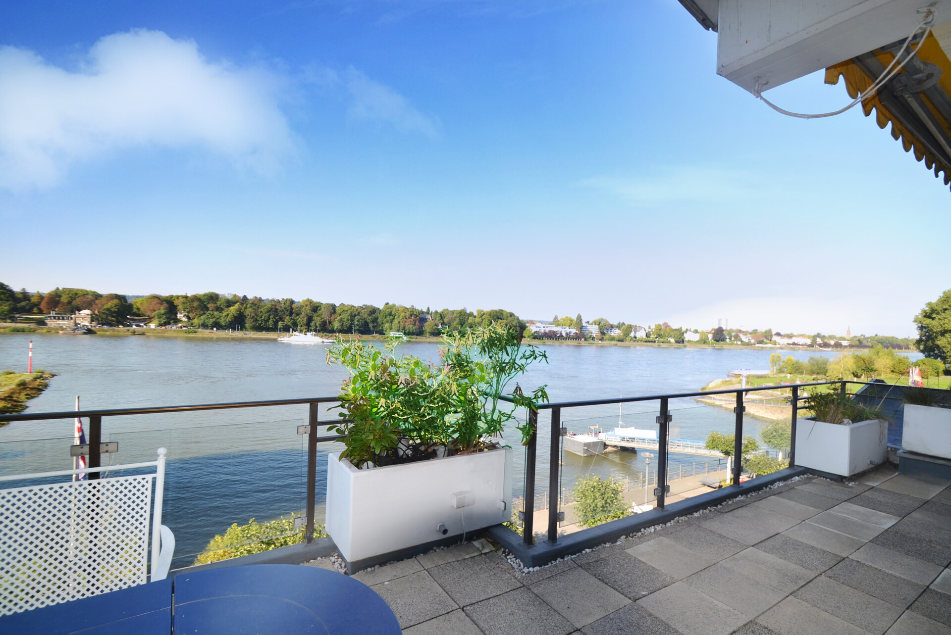 weitere Teilansicht Terrasse....