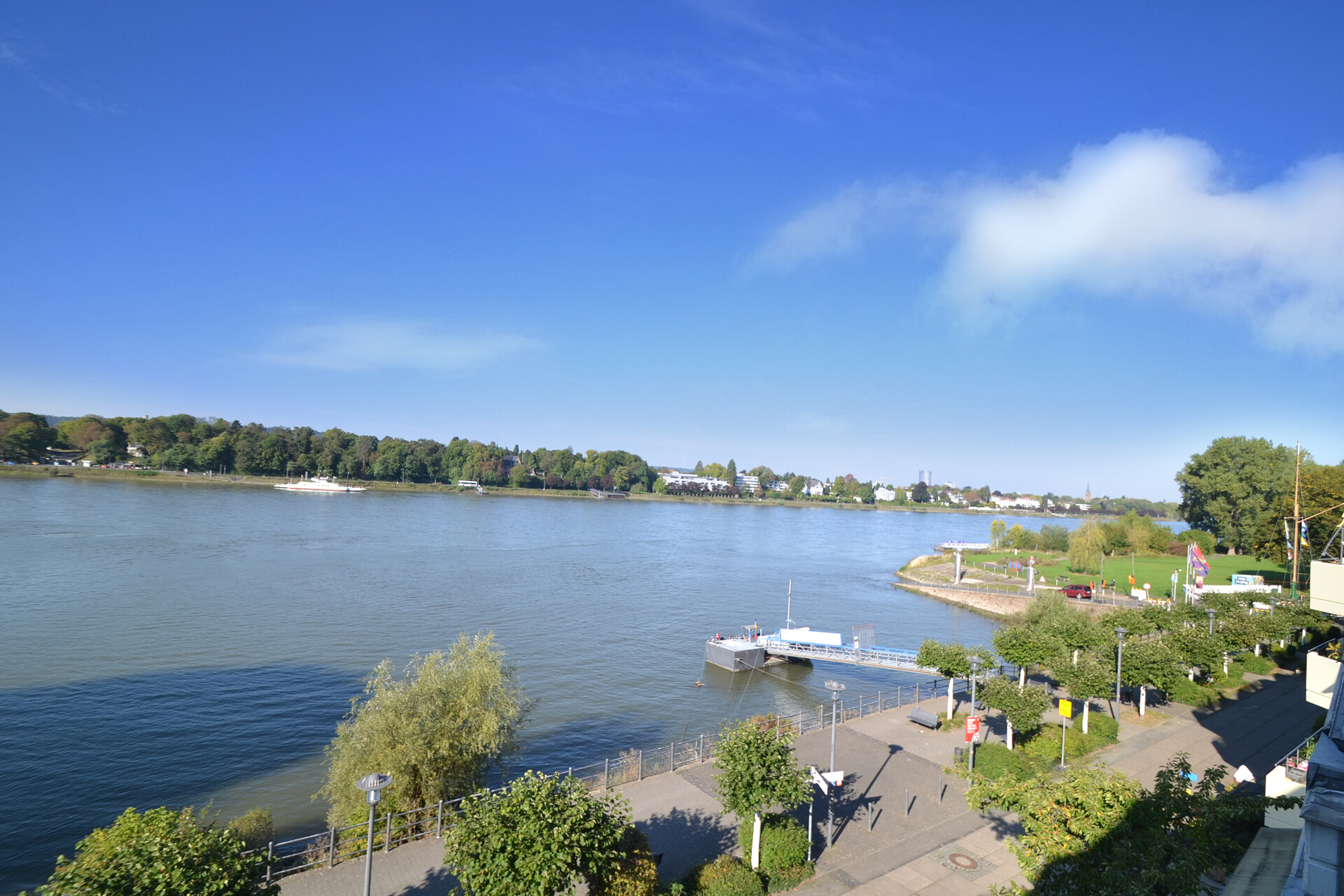 ...mit Blick auf Rhein und die Stadt Bonn