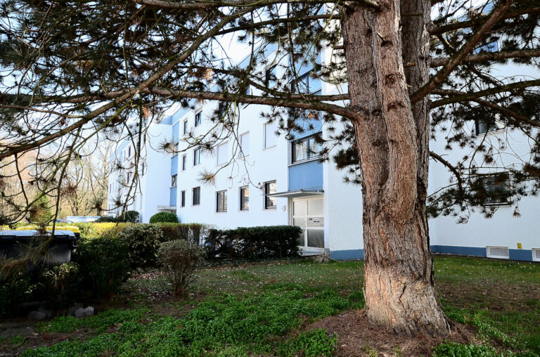 Hell + einzugsbereit: 4 Zimmer, Balkon und Garage