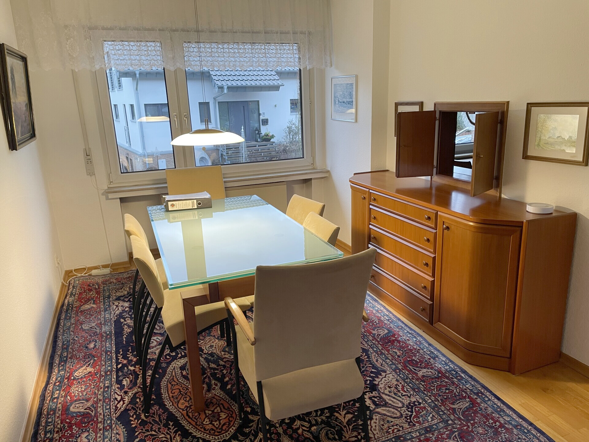 Essbereich/Durchreiche zur Küche