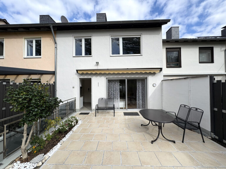 **Bonn-Beuel: Gepflegtes Reihenmittelhaus in toller Lage!
4 Zimmer, Terrasse, Garten**