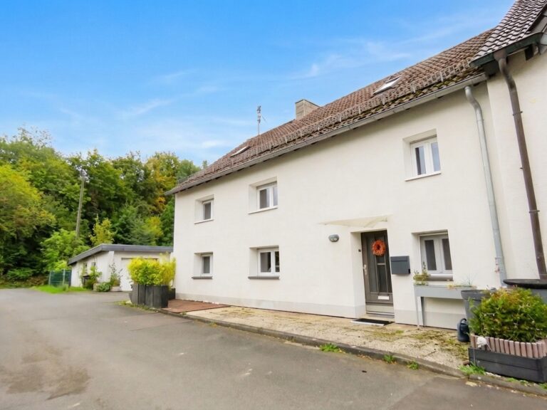 Much: Charmantes Doppelhaus – Großer Rückzugsort für Familien