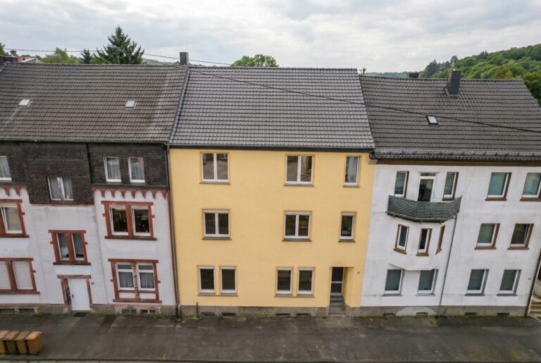 Altenkirchen-Stadt: Charmantes 3-Parteien-Haus – Handwerkerobjekt mit Potenzial & zentrale Lage
