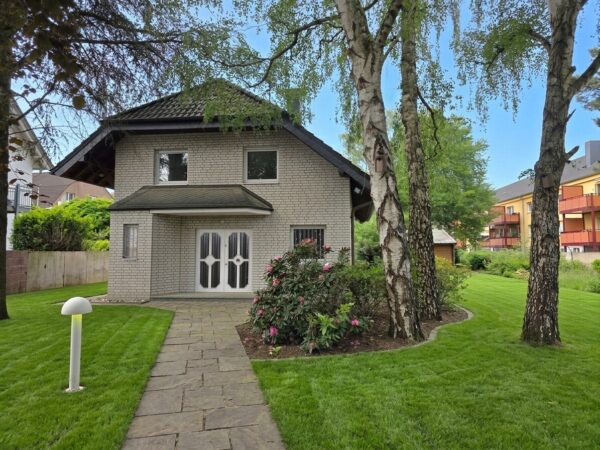 Siegburg-Deichhaus: Seltene Gelegenheit – Charmante Stadtvilla mit großem Grundstück & Garage