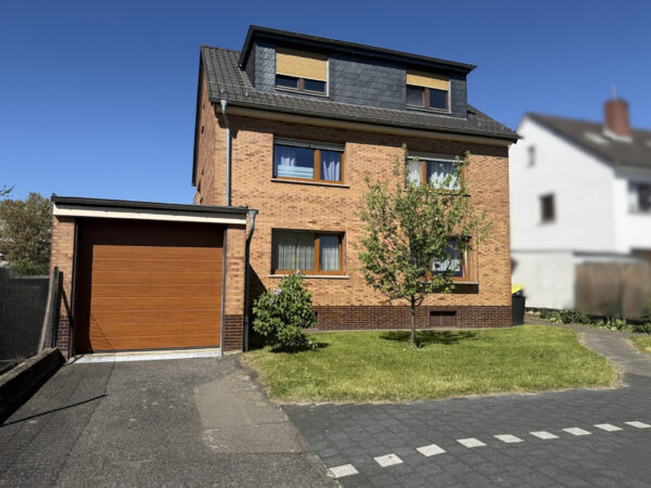 Sankt Augustin-Menden: Gepflegtes 3-Familienhaus für Kapitalanleger