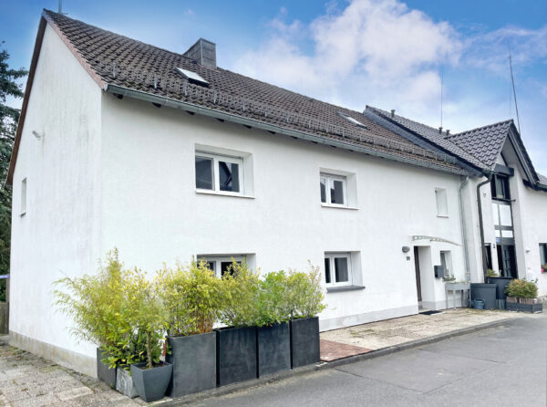 Much Markelsbach: Drei Häuser, kleine Wohnanlage mit Garagenhof – verwirklichen Sie sich