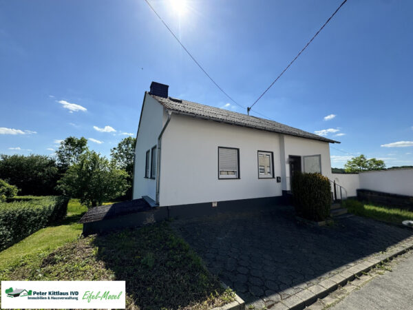 Eifel/Schmitt: Freistehendes Einfamilienhaus auf Traumgrundstück – Handwerker gesucht