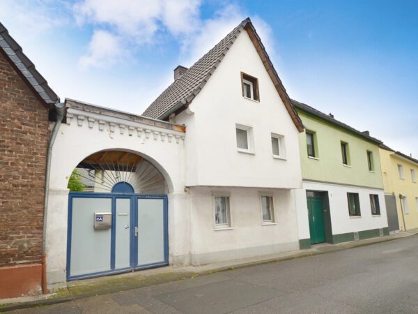 Porz-Zündorf/Groov-Nähe: Fachwerkhaus Handwerker aufgepasst in beliebter Lage am Rhein.