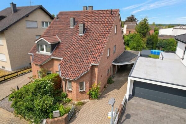 Sankt Augustin-Buisdorf: Attraktive Doppelhaushälfte – Carport und liebevoller Garten