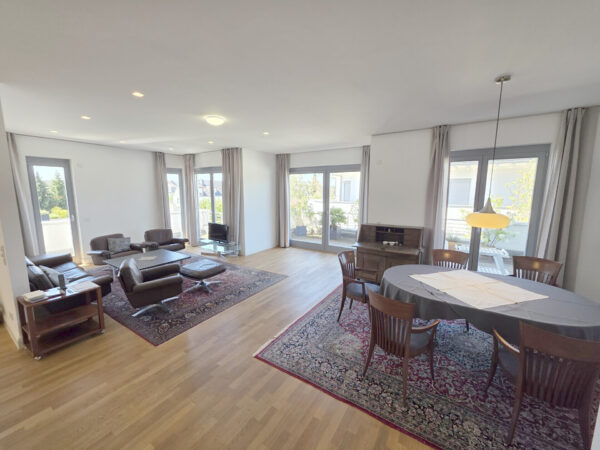 Sankt Augustin-Hangelar: Helles, barrierefreies Penthouse – Aufzug & Tiefgarage