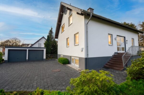 Hennef-Geistingen: Freistehend, modern, PV-Anlage, Wallbox, 2 Garagen uvm…