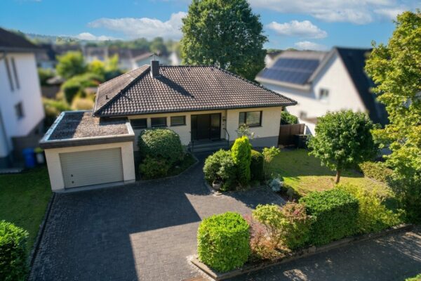 Bonn-Holzlar (Heidenbergen): Charmanter Bungalow für Familie – mit Garage und Werkstatt
