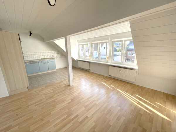 Hennef-Geistingen: Freundliche Dachgeschosswohnung – Einzug sofort